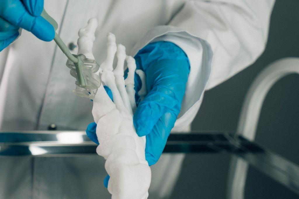  Рис. 3. Одним из вариантов применения 3D моделирования являются направители (шаблоны) для рассверливания или резекции костей.